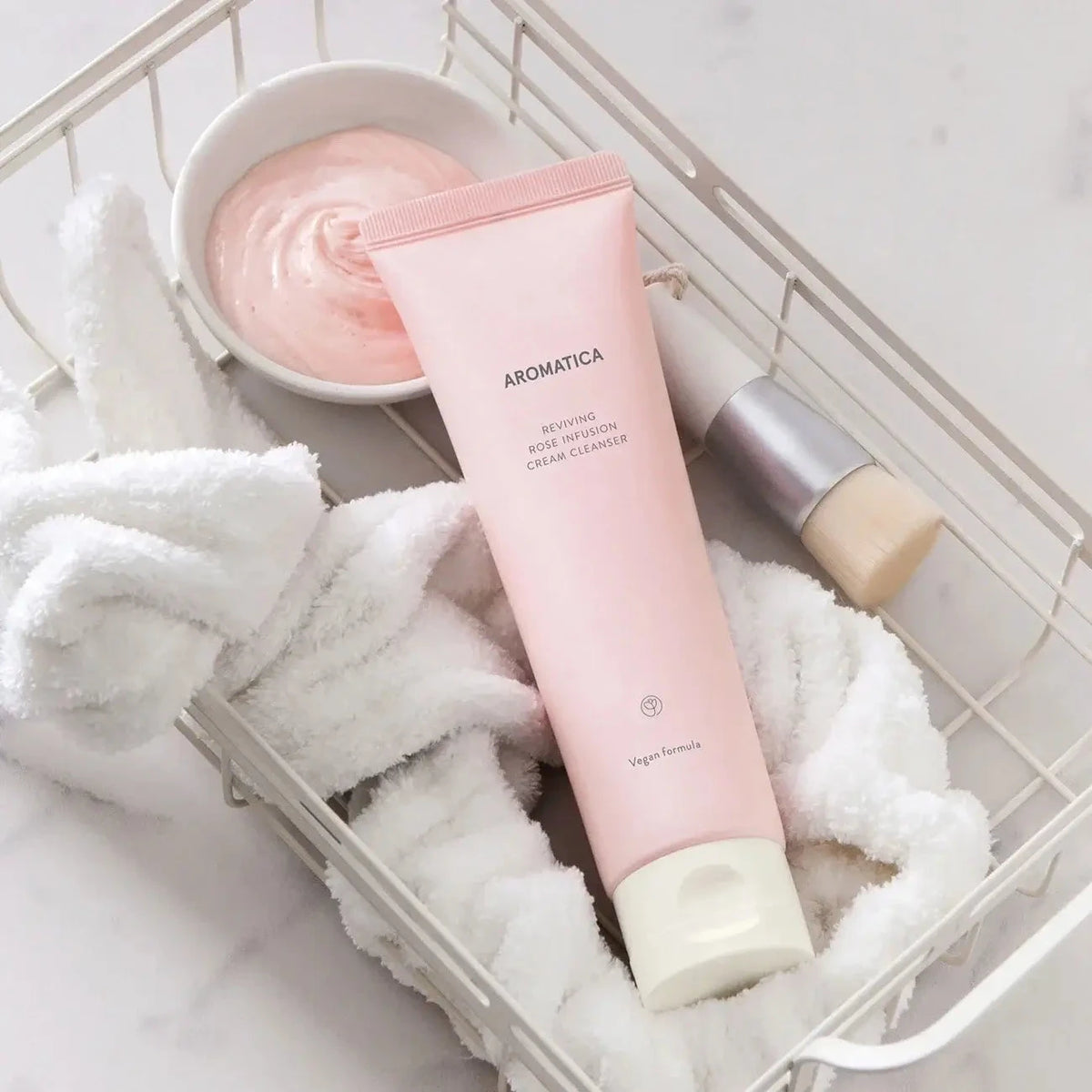 Krēmveida putiņas sejas mazgāšanai ar rozes ekstraktu Aromatica Reviving Rose Infusion Cream Cleanser