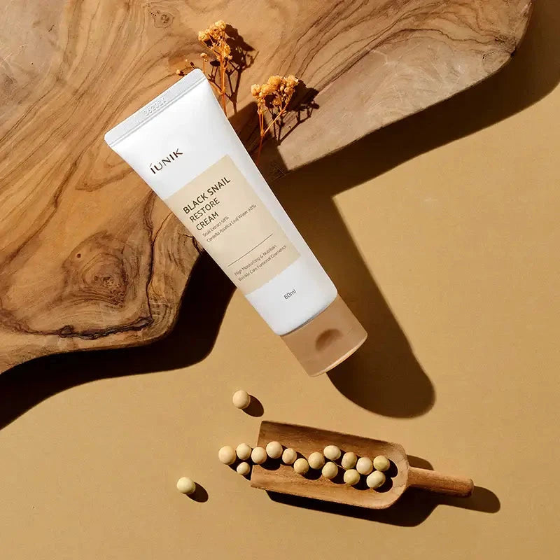 Pretnovecošanās krēms ādas atjaunošanai iUNIK Black Snail Restore Cream